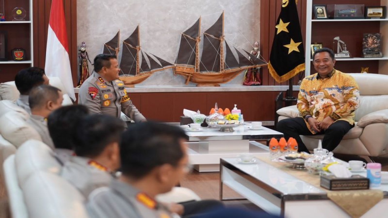 Penjabat Gubernur Sulawesi Selatan Bahtiar Baharuddin bersama Kapolda Sulsel Irjen Pol Setyo Boedi Moempoeni Harso.ANTARA/HO-Humas Pemprov Sulsel