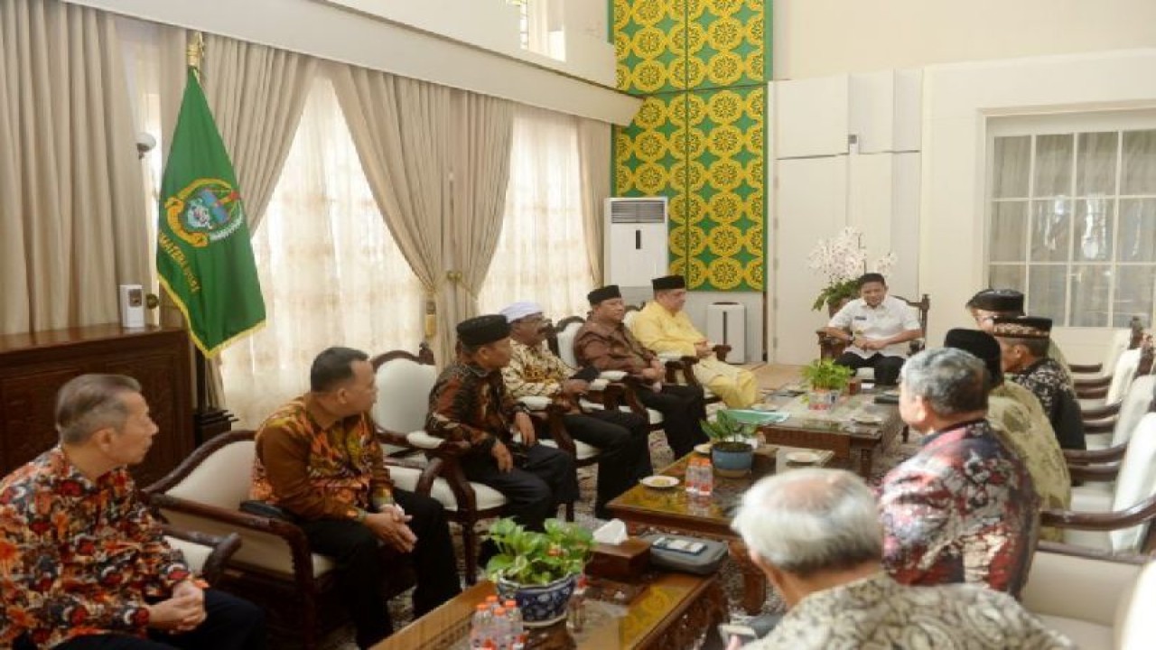 Penjabat Gubernur Sumatera Utara Hassanudin menerima kunjungan forum strategis masyarakat kemitraan pemerintah di Medan, Senin (ANTARA/HO-Humas Pemprov Sumut)