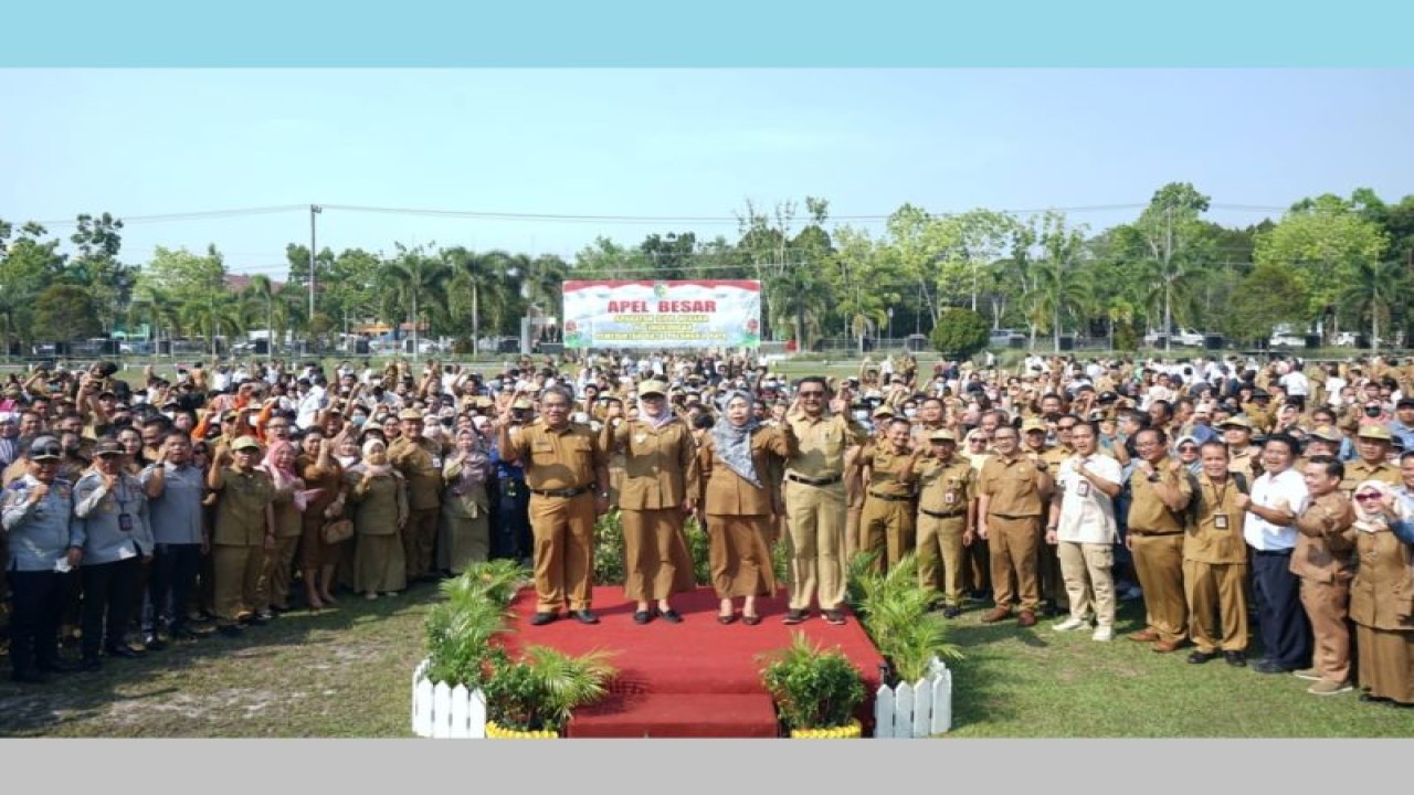 Penjabat Wali Kota Palangka Raya, Provinsi Kalimantan Tengah, Hera Nugrahayu bersama ASN di Palangka Raya, beberapa waktu lalu. (ANTARA/HO-Prokom Palangka Raya)