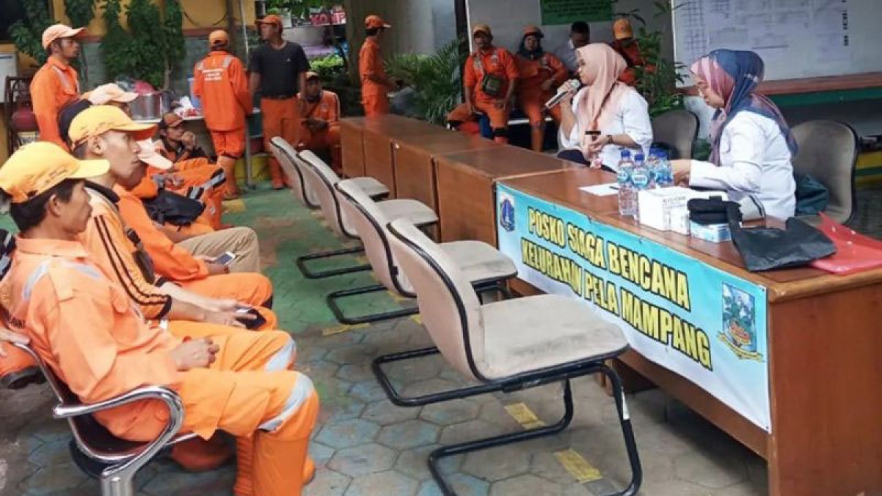Arsip Foto - Petugas kesehatan Mampang Prapatan memberikan layanan pemeriksaan kesehatan gratis bagi petugas PPSU dan PJLP Kelurahan Pela Mampang, Jakarta Selatan, Rabu (15/1/2020). ANTARA/Laily Rahmawaty/am.
