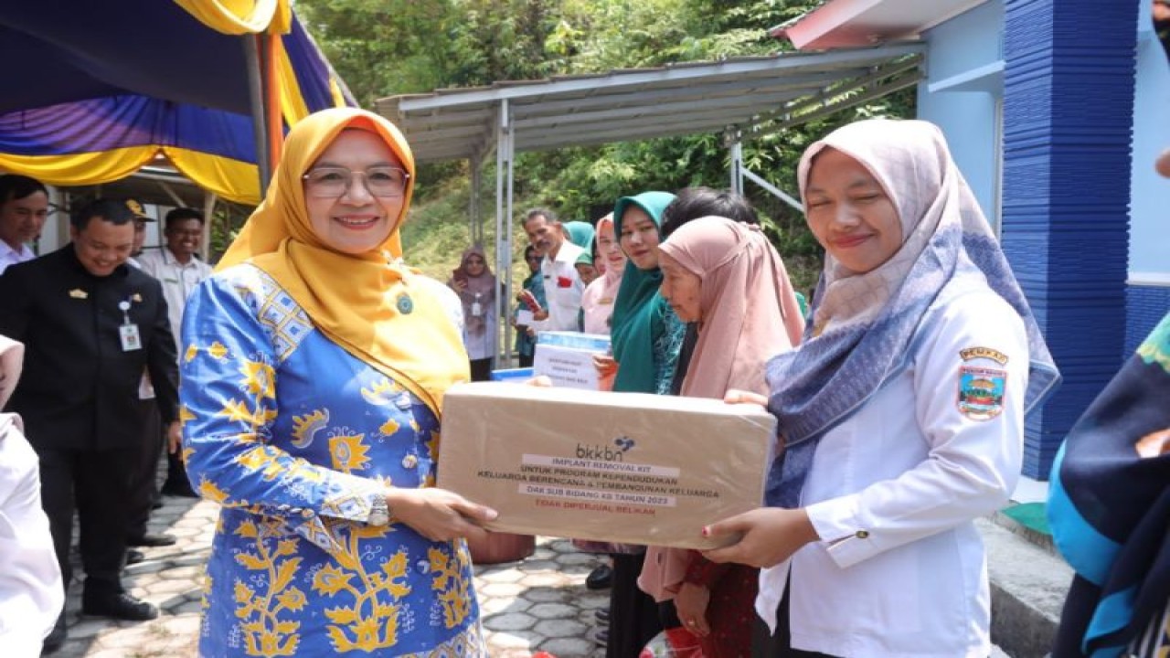 Arsip Foto - Ketua Tim Penggerak PKK Pesisir Barat Septi Istiqlal menyerahkan bantuan kepada petugas. (ANTARA/HO-Kominfo Pesisir Barat)