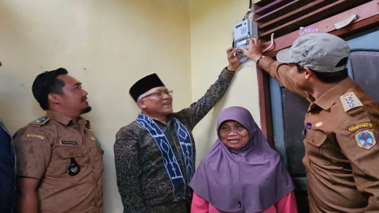 Penyalaan listrik PLN 24 jam di Kabupaten Melawi (ANTARA/Hendra)