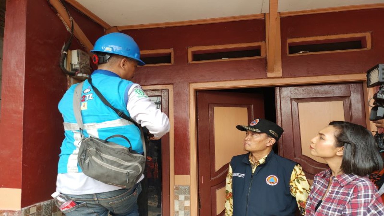 Kepala Pelaksana BPBD DKI Jakarta, Isnawa Adji bersama seorang petugas PLN sedang memeriksa instalasi listrik sebuah rumah di Kelurahan Cengkareng Timur, Cengkareng, Jakarta Barat, Kamis (21/9/2023). ANTARA/Risky Syukur