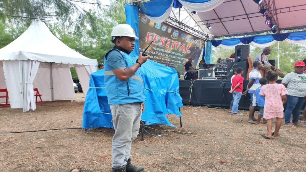 Petugas PLN UIW Papua dan Papua Barat saat melakukan komunikasi untuk mengecek aliran listrik di lokasi Festival Negeri Seribu Ombak, di Kabupaten Sarmi, Papua. ANTARA/HO-Humas PT PLN UIW Papua dan Papua Barat