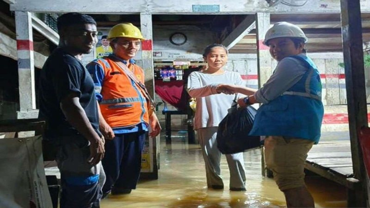 Manajer PLN Unit Layanan Pelanggan (ULP) Natal Muhammad Faiz (kanan) saat menyerahkan bantuan sembako kepada warga yang terdampak banjir di Kabupaten Madina. ((ANTARA/HO- Humas PLN UID Sumut).)