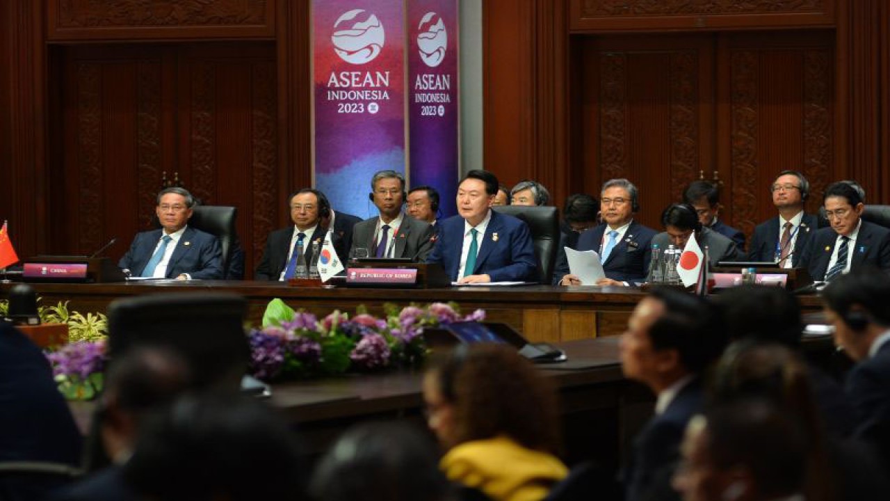 Arsip - PM China Li Qiang (kiri), Presiden Korea Selatan Yoon Suk Yeol (tengah) dan Perdana Menteri Jepang Fumio Kishida saat menghadiri KTT ke-26 ASEAN-Plus Three di Jakarta, Rabu (6/9/2023). ANTARA FOTO/Media Center KTT ASEAN 2023/Rommy Pujianto/foc
