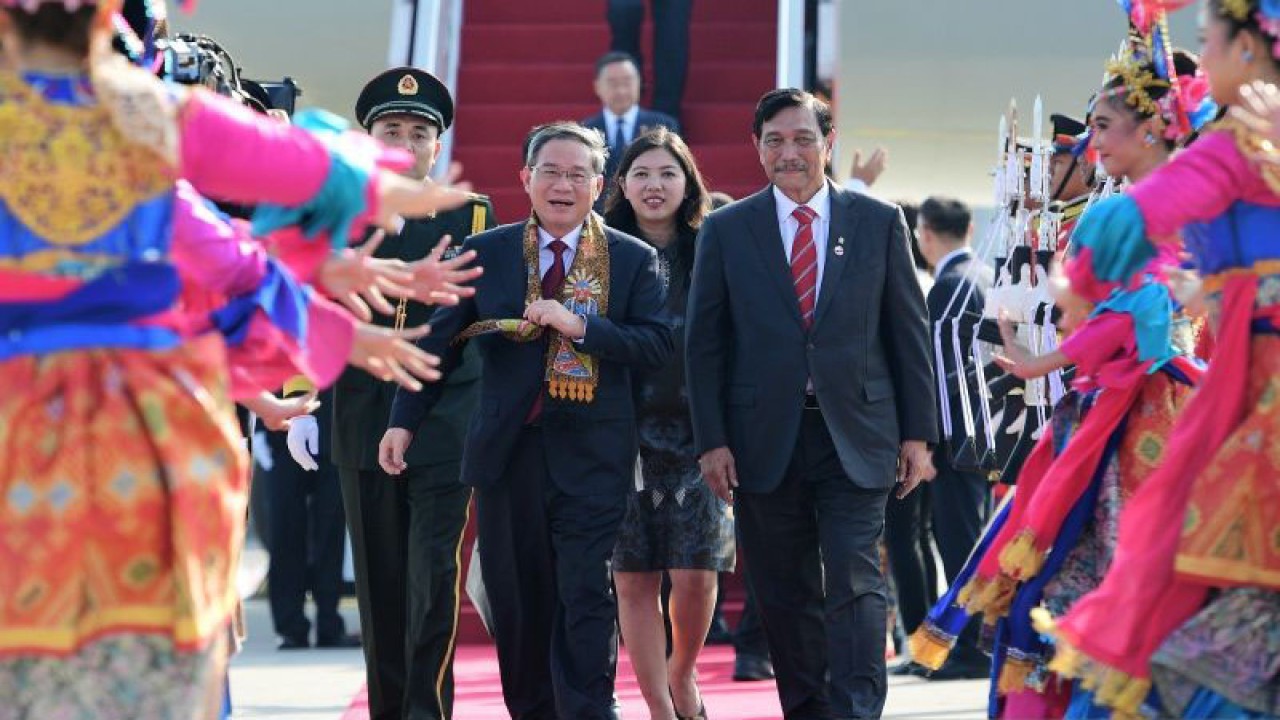 PM China Li Qiang disambut Menteri Koordinator Bidang Kemaritiman dan Investasi Luhut Binsar Pandjaitan setibanya di Bandara Soekarno-Hatta, Tangerang, Banten, Selasa (5/9/2023). (ANTARA/HO-Biro Pers Sekretariat Presiden)