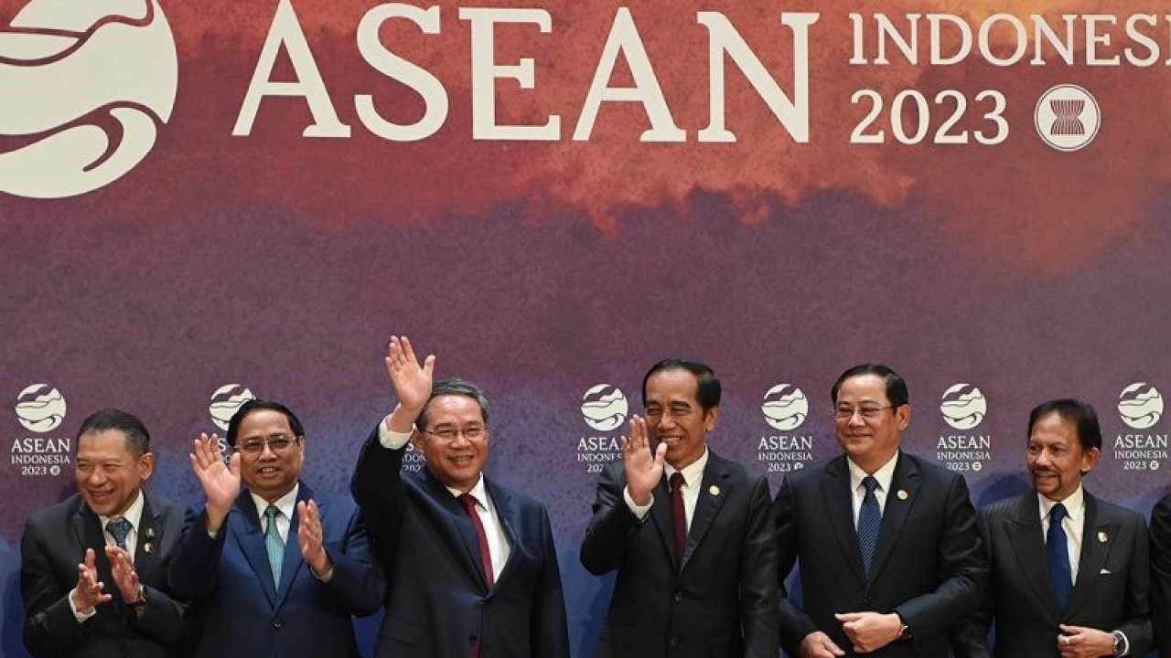 Presiden Joko Widodo (keempat kiri) berfoto bersama Perdana Menteri China Li Qiang (ketiga kiri) serta (kiri ke kanan) kepala delegasi Thailand Sarun Charoensuwan, Perdana Menteri Vietnam Pham Minh Chinh, Perdana Menteri Laos Sonexay Siphandone, dan Sultan Brunei Darussalam Hassanal Bolkiah sebelum KTT ke-26 ASEAN-China di Jakarta, Rabu (6/9/2023). ANTARA FOTO/Media Center KTT ASEAN 2023/Zabur Karuru/Spt