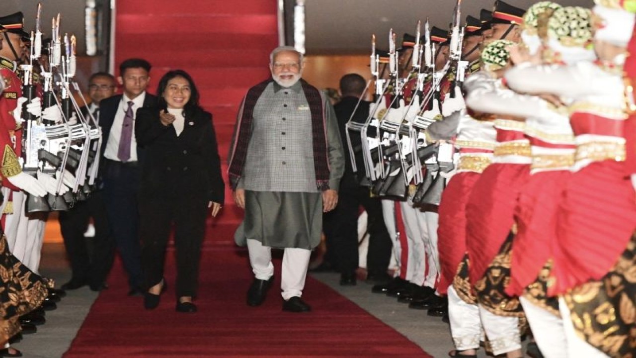 Menteri Pemberdayaan Perempuan dan Perlindungan Anak I Gusti Ayu Bintang Darmawati menyambut Perdana Menteri India Narendra Modi di Terminal VVIP Bandara Internasional Soekarno Hatta, Tangerang, Provinsi Banten, Kamis (7/9/2023). (ANTARA/HO-Sekretariat Presiden)