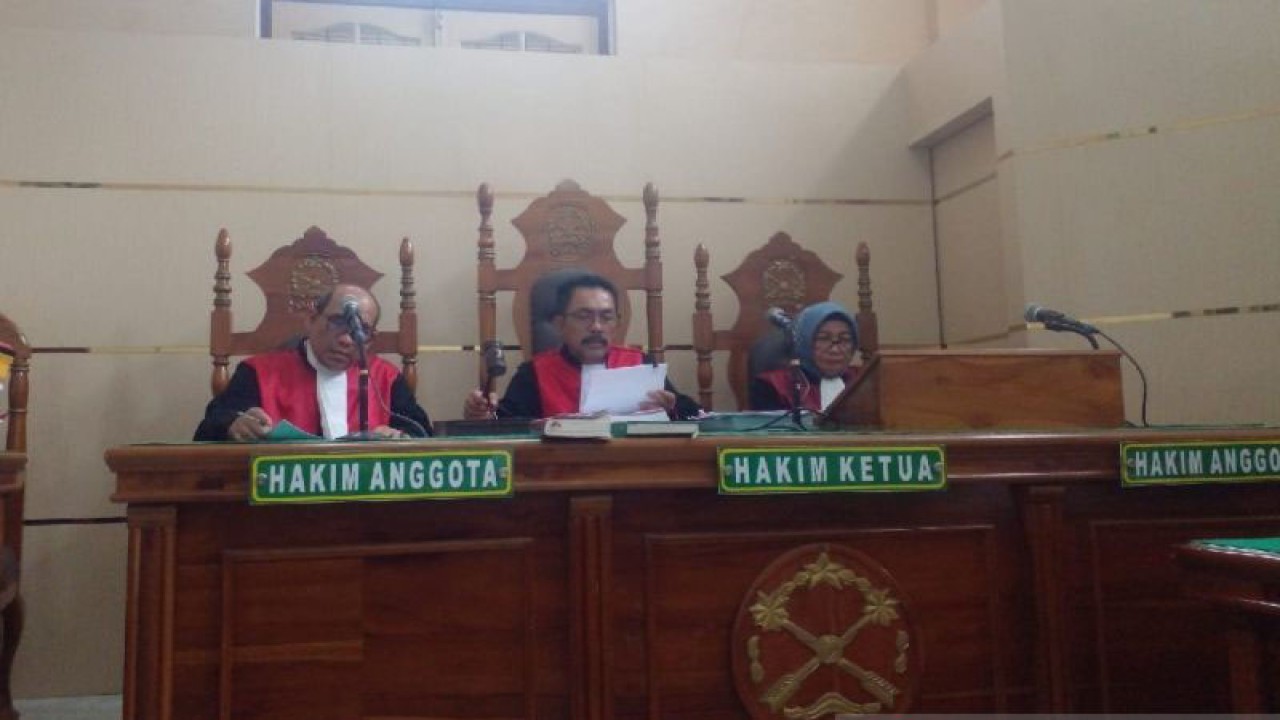 Hakim ketua Oloan Silalahi (tengah) membacakan amar putusan di Pengadilan Negeri Medan, Sumatera Utara, Senin (25/9/2023). (ANTARA/M Sahbainy Nasution)