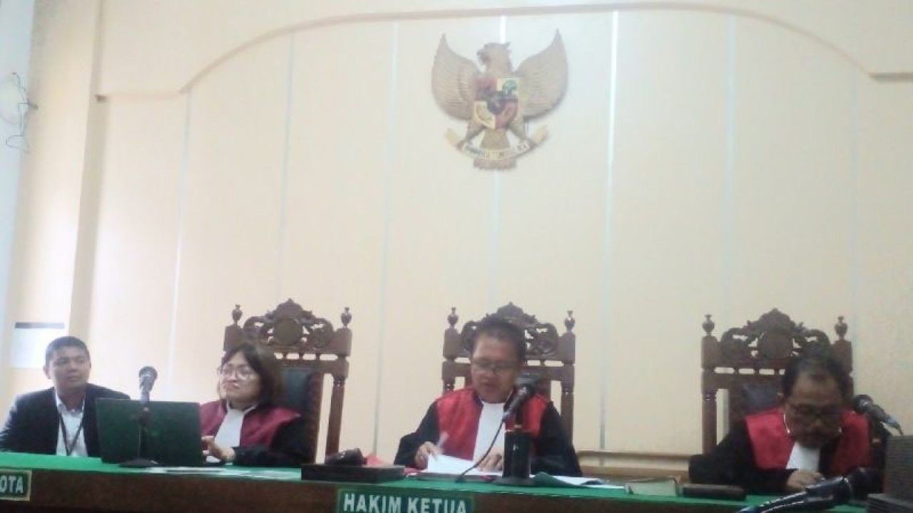 Hakim ketua Lucas Sahabat Duha (tengah) membacakan amar putusan di Pengadilan Negeri Medan, Sumatera Utara, Senin (11/9/2023). (ANTARA/M Sahbainy Nasution)