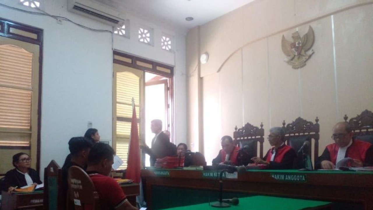 Petugas Polres Pelabuhan Belawan memberikan keterangan di Pengadilan Negeri Medan, Sumatera Utara, Selasa (12/9/2023). (ANTARA/M Sahbainy Nasution)
