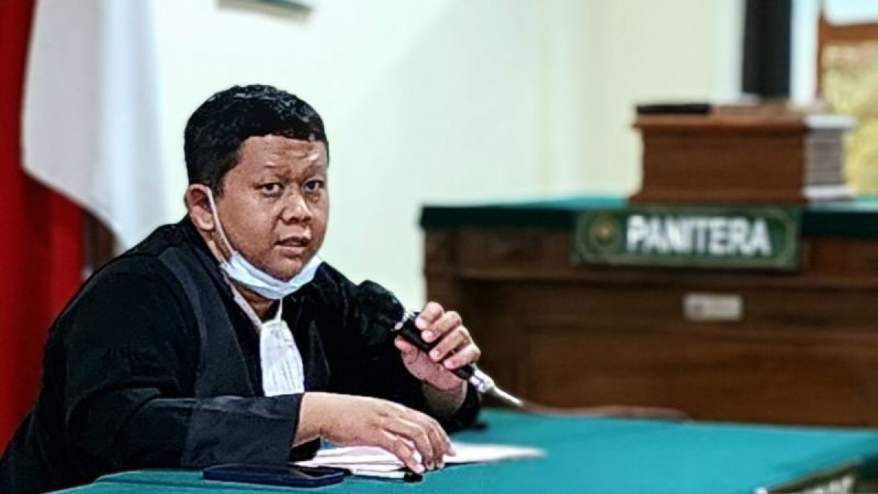 Jaksa Penuntut Umum Ardhika Wisnu saat membacakan dakwaan kasus Muhammad Husen (28), pelaku pembunuhan Irwan Hutagalung (53), yang jasadnya dimutilasi dan ditemukan dalam kondisi dicor beton pada Mei 2023 lalu dalam sidang di PN Semarang, Senin. (ANTARA/ I.C. Senjaya)