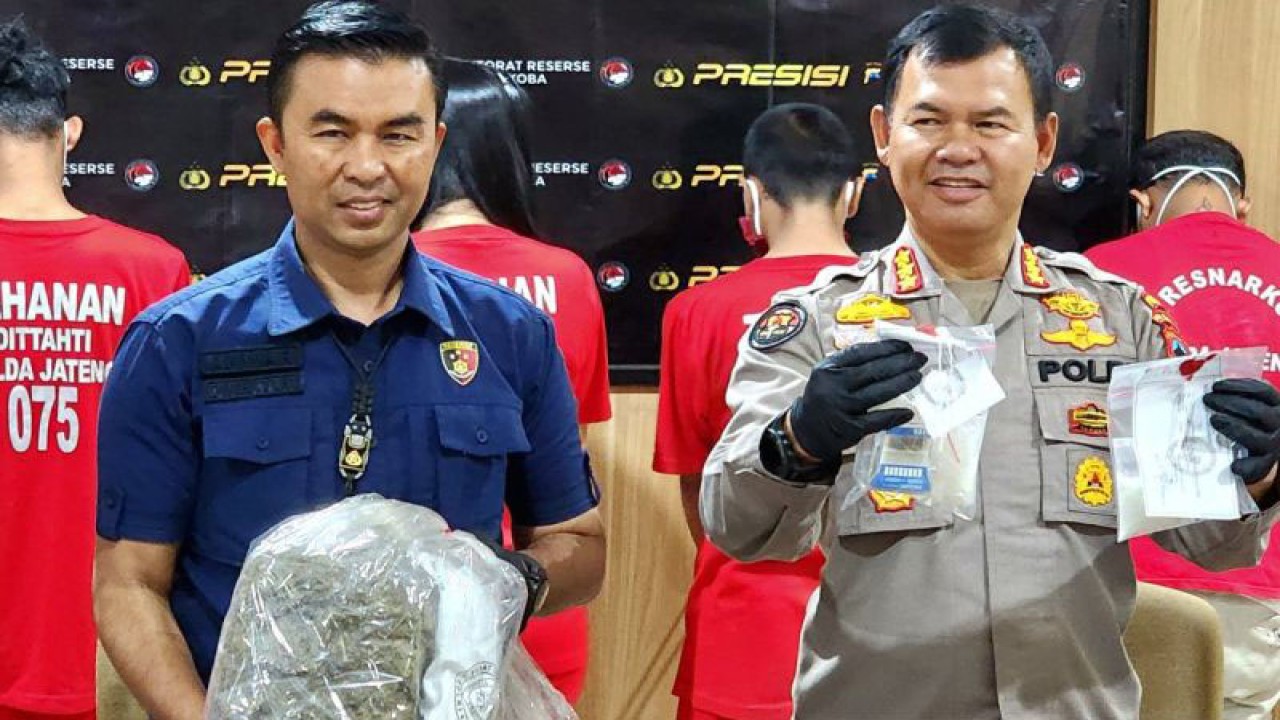 Kabis Humas Polda Jateng Kombes Pol.Satake Bayu Setianro (kanan) bersama Direktur Reserse Narkoba Polda Jawa Tengah Kombes Pol.Muhammad Anwar Nasir (kiri) menunjukkan barang bukti hasil pengungkapan saat pers rilis di Mapolda Jateng di Semarang, Jumat (8/9/2023). ANTARA/ I.C.Senjaya