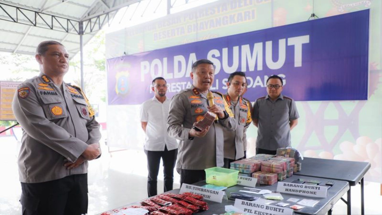 Kapolda Sumut Irjen Pol Agung Setya Imam Effendi (nomor dari kiri) saat memeriksa barang bukti narkoba hasil tangkapan Polresta Deli Serdang). (ANTARA/HO- Humas Polda Sumut)