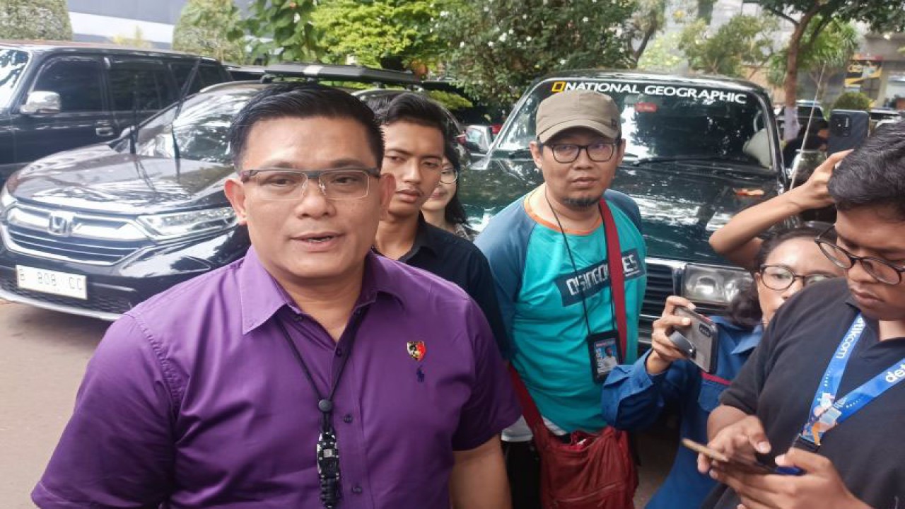 Dirreskrimsus Polda Metro Jaya Kombes Pol Ade Safri Simanjuntak saat diwawancarai di Jakarta, Selasa, (19/9/2023). ANTARA/Ilham Kausar