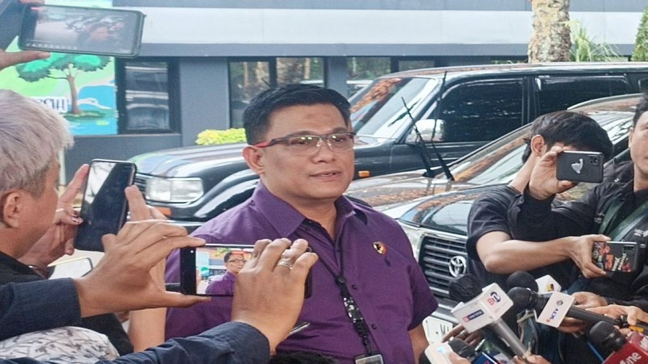 Dirreskrimsus Polda Metro Jaya Kombes Pol Ade Safri Simanjuntak saat diwawancarai di Jakarta, Selasa (19/9/2023). ANTARA/Ilham Kausar