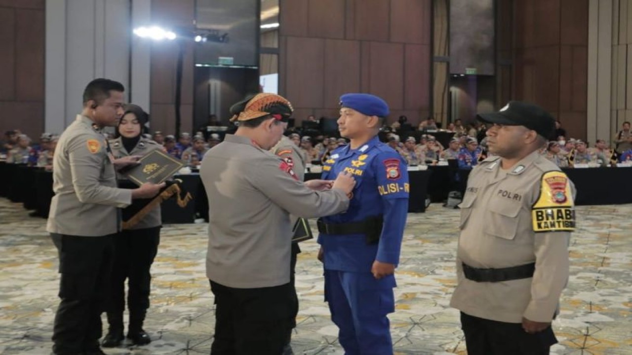 Komandan Kapal XXX-1026 Ditpolairud Polda Malut Bripka Riswan David dianugerahi penghargaan oleh Kapolri Jenderal Polisi Listyo Sigit Prabowo pada Rakernis Baharkam Polri di Yogyakarta, Selasa (12/9/2023). (ANTARA/HO-Polda Maluku Utara)