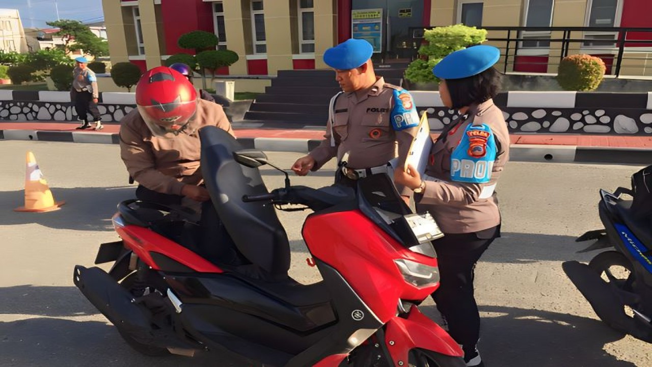 Bidpropam Polda Sulawesi Tengah melakukan pemeriksaan terhadap personel kepolisian yang memasuki Mako Polda Sulteng di Palu, Kamis (14/9/2023). (ANTARA/HO-Humas Polda Sulteng)