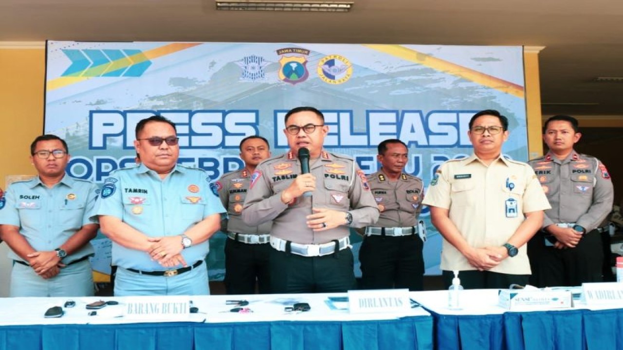 Direktur Lalu Lintas Polda Jatim Komisaris Besar Polisi Muhammad Taslim Chaeruddin (tengah) saat merilis hasil Operasi Zebra Semeru 2023 di Surabaya, Rabu (20/9/2023). ANTARA/HO-Bidhumas Polda Jatim