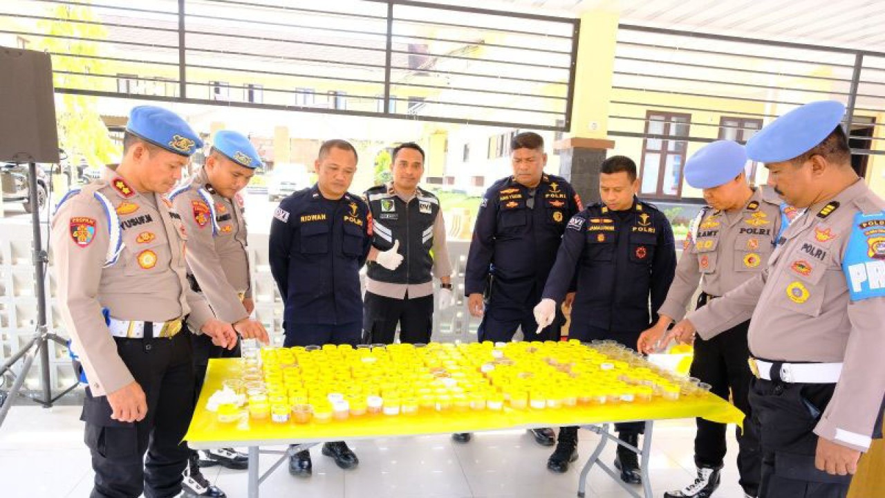Proses tes urine personel Polda Sultra yang dilakukan oleh Biddokkes. (ANTARA/La Ode Muh Deden Saputra)