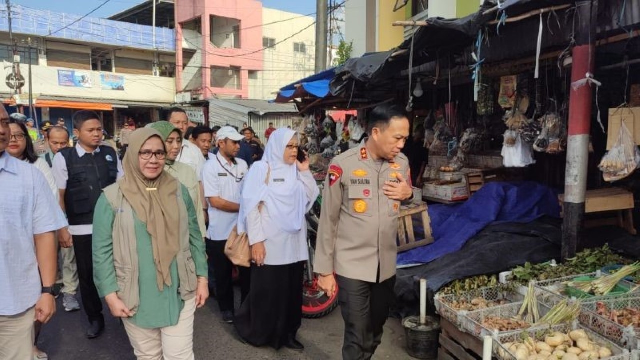 Kapolda Kepulauan Babel Irjen Pol. Yan Sultra bersama Bulog dan instansi terkait di pemerintah daerah melakukan sidak beras di Pasar Pembangunan Pangkalpinang, Rabu (20/9/2023) pagi. (ANTARA/HO-Aprionis)