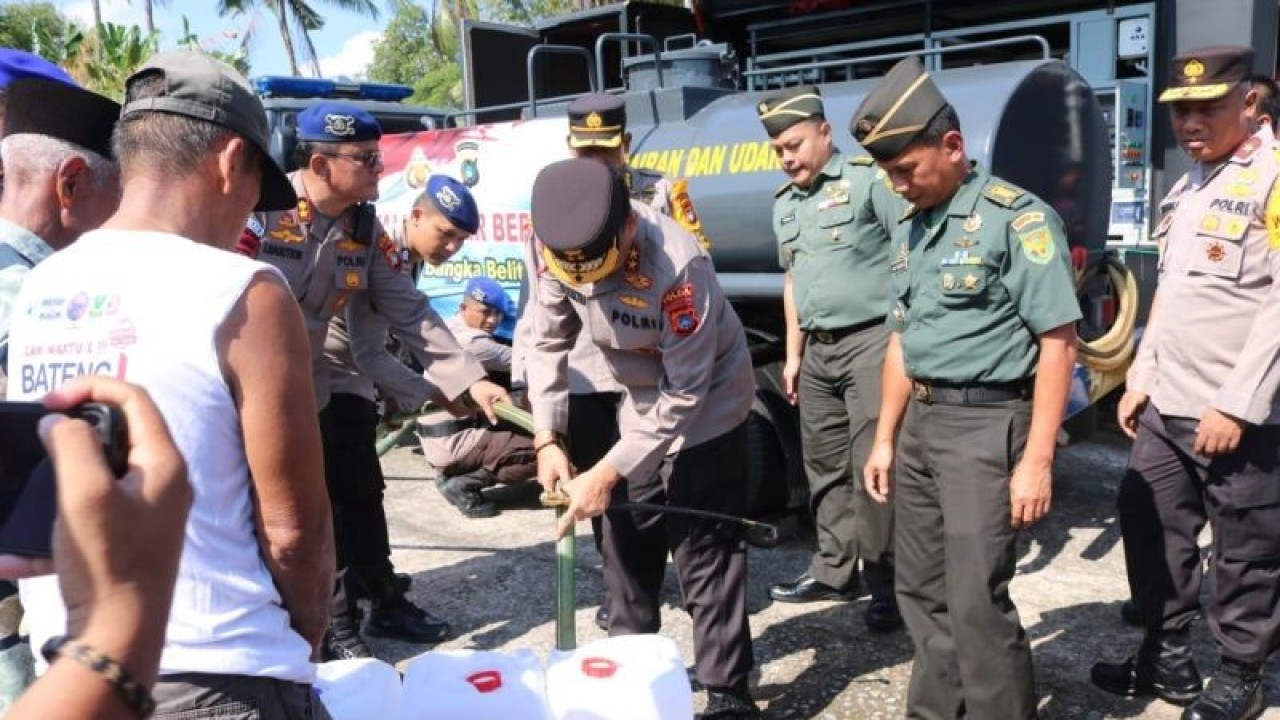 Kapolda Kepulauan Babel Irjen Pol Drs Yan Sultra saat menyalurkan air bersih kepada warga di Desa Batu Belubang, Rabu (13/9/2023). (FOTO ANTARA/ HO-Humas Polda Babel)