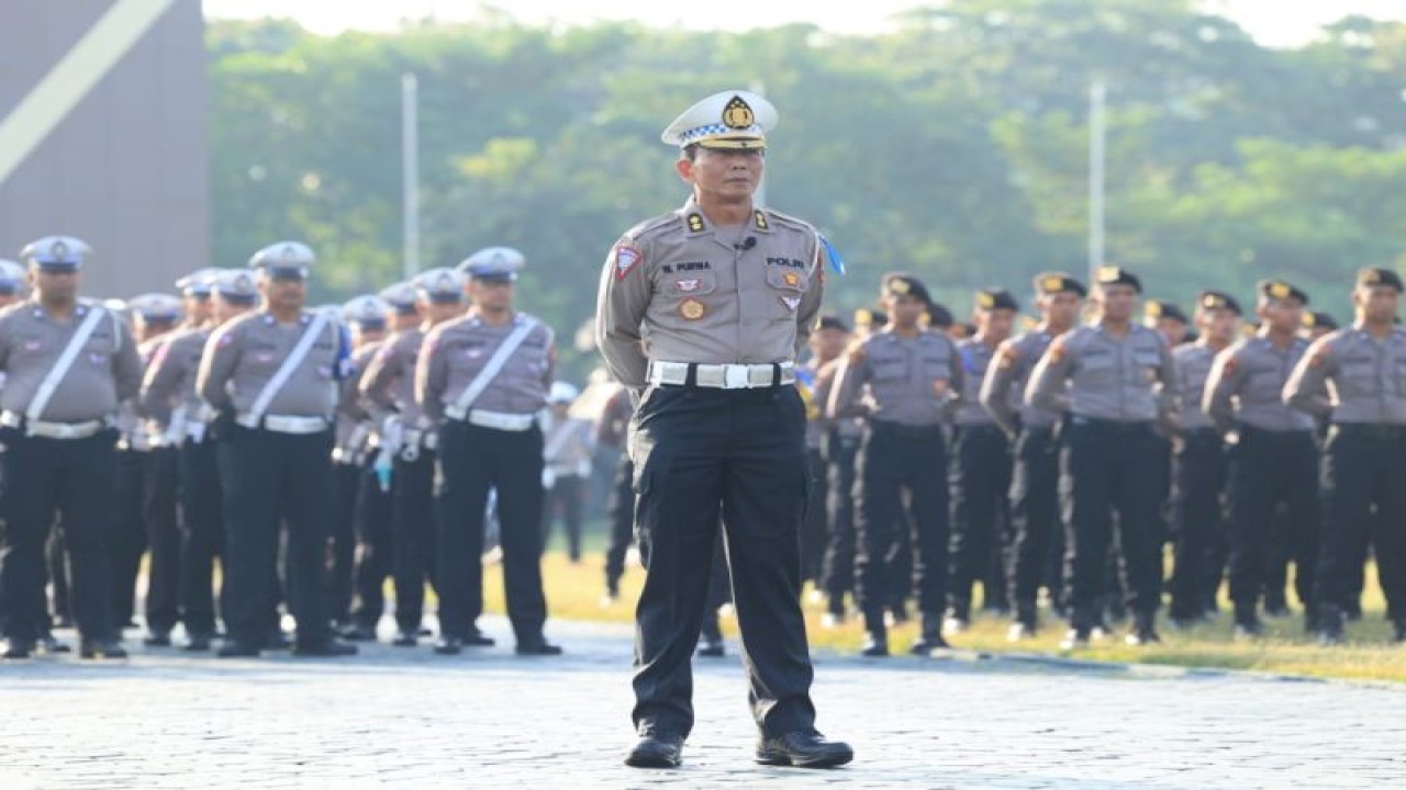 Personel Polda Jatim yang akan diterjunkan dalam Operasi Zebra Semeru selama 14 hari untuk menekan angka kecelakaan lalu lintas. ANTARA/HO-Bidhumas Polda Jatim