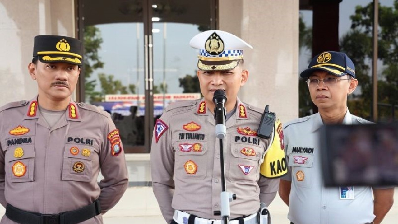 Dirlantas Polda Kepri Kombes Tri Yulianto memberikan keterangan terkait pelaksanaan Operasi Zebra Seligi 2023 di Batam, Kepri, Senin (4/9/2023). ANTARA/Yude.