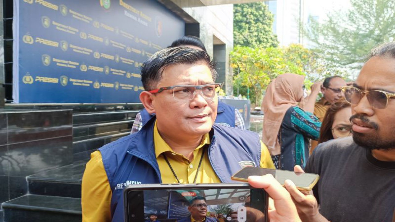 Dirresmrimsus Polda Metro Jaya Kombes Pol Ade Safri Simanjuntak saat diwawancarai di Jakarta, Selasa (22/8/2023). ANTARA/Ilham Kausar