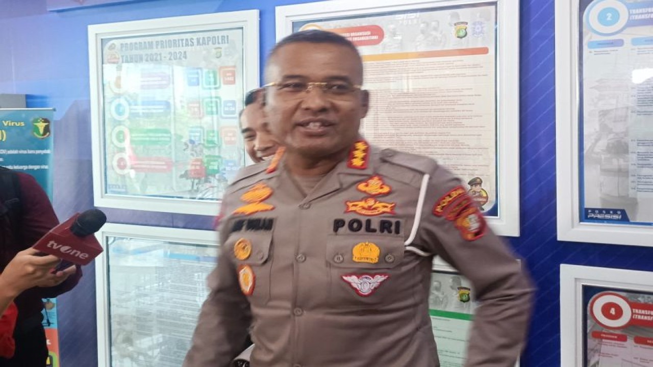 Dirlantas Polda Metro Jaya Kombes Pol Latif Usman saat diwawancarai di Gedung Ditlantas Polda Metro Jaya, Kamis (14/9/2023). ANTARA/Ilham Kausar