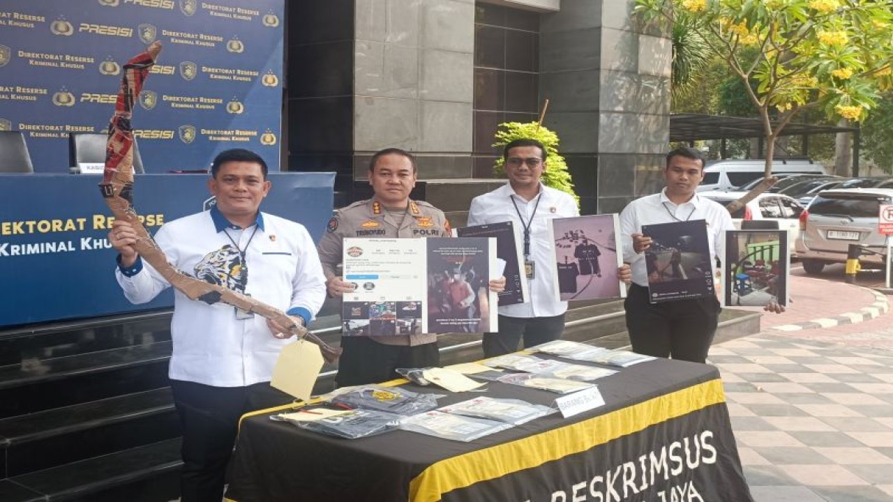 Dirreskrimsus Polda Metro Jaya Kombes Pol Ade Safri Simanjuntak (kiri) saat konferensi pers di Jakarta, Senin (18/9/2023). ANTARA/Ilham Kausar