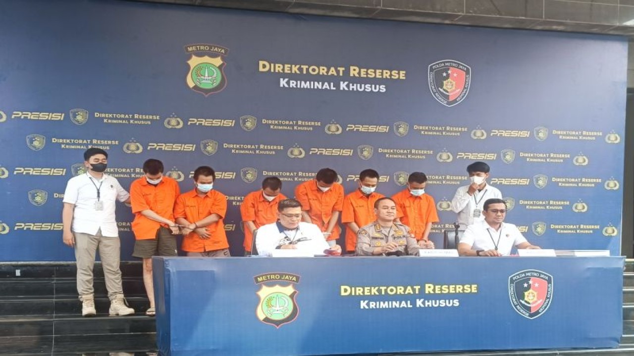 Dirreskrimsus Polda Metro Jaya Kombes Pol Ade Safri Simanjuntak (kiri) saat konferensi pers pengungkapan kasus tawuran melalui media sosial di Jakarta, Senin (18/9/2023). ANTARA/Ilham Kausar