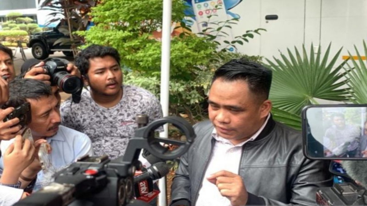 Kuasa hukum Acong Latif (jaket hitam) saat ditemui di Polda Metro Jaya, Selasa (19/9/2023). ANTARA/Ilham Kausar