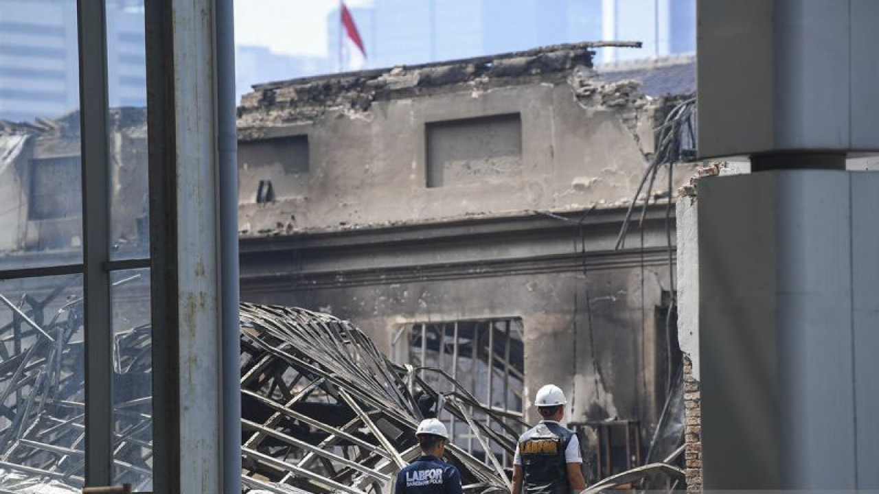 Personel Laboratorium Forensik Polda Metro Jaya berjalan di area pasca kebakaran Museum Nasional di Jakarta, Minggu (17/9/2023). ANTARA FOTO/M Risyal Hidayat/YU/aa.
