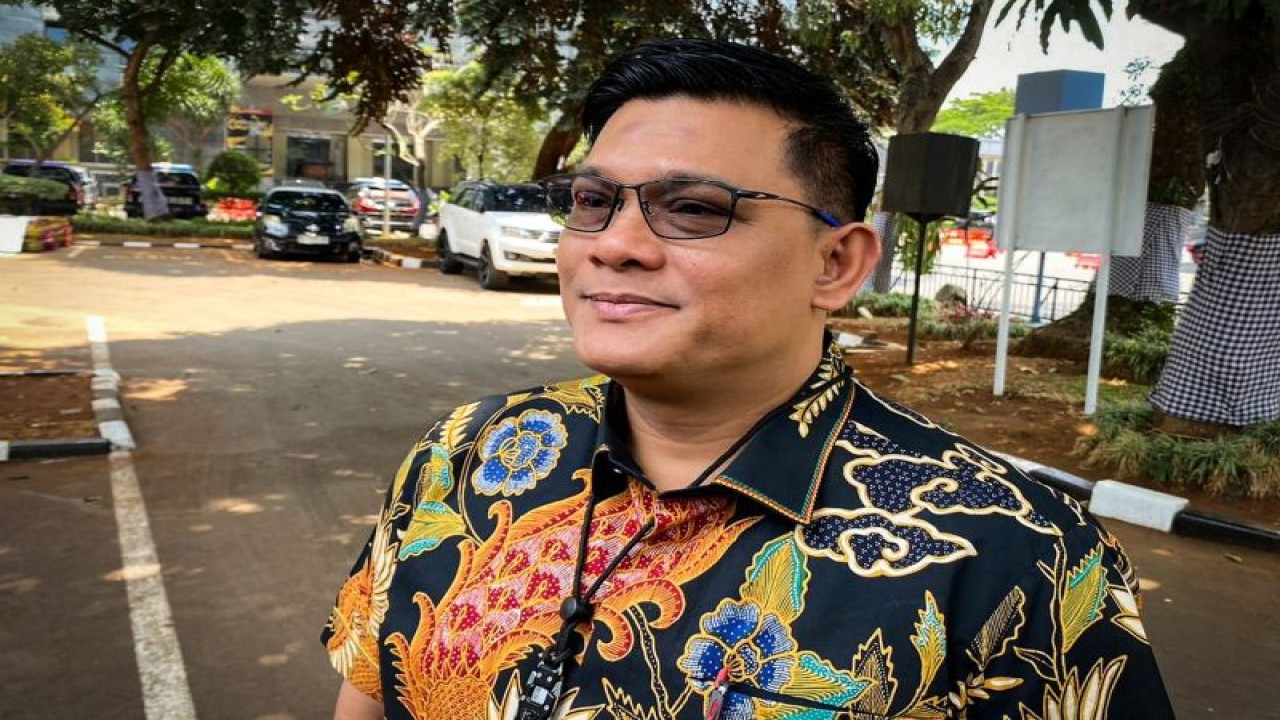 Dirreskrimsus Polda Metro Jaya Kombes Pol Ade Safri Simanjuntak saat diwawancarai di Jakarta, Jumat (22/9/2023). (ANTARA/Erlangga Bregas Prakoso)