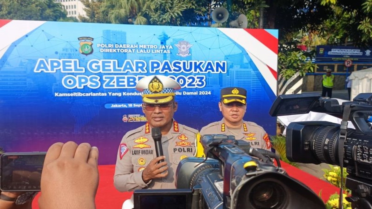 Dirlantas Polda Metro Jaya Kombes Pol Latif Usman (kiri) bersama Kabid Humas Polda Metro Jaya Kombes Pol Trunoyudo Wisnu Andiko saat diwawancarai di Jakarta, Senin (18/9/2023). ANTARA/Ilham Kausar