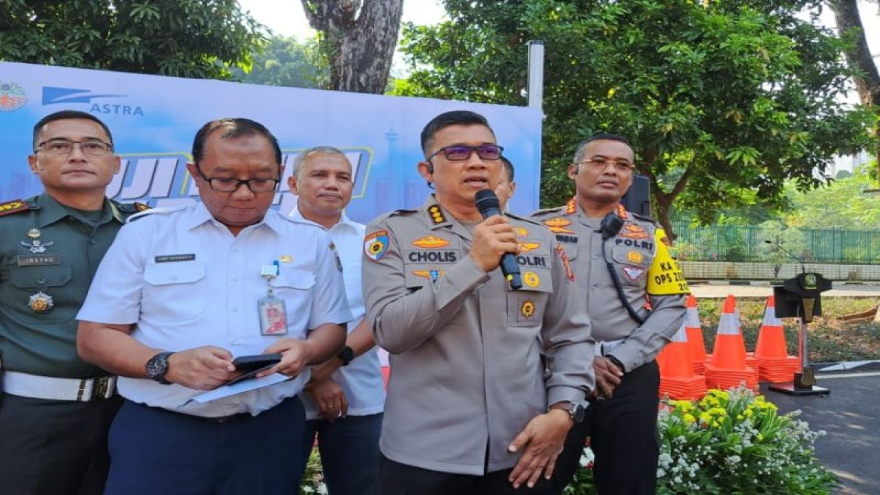 Irwasda Polda Metro Jaya Kombes Pol Nurkolis (depan) bersama Dirlantas Polda Metro Jaya Kombes Pol Latif Usman (kanan) saat menggelar Uji Emisi Kendaraan gratis dalam rangka Operasi Zebra tahun 2023, di Kawasan Senayan, Jakarta, Rabu (27/9/2023). ANTARA/HO-Humas Polda Metro Jaya