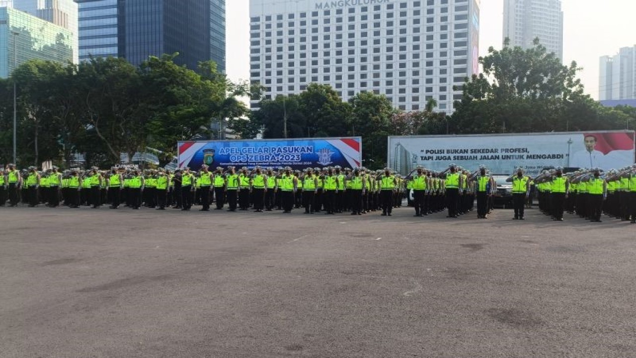 Personel Direktorat Lalu Lintas (Ditlantas) Polda Metro Jaya melakukan apel Operasi Zebra 2023 di Lapangan Presisi Polda Metro Jaya, Senin (18/9/2023). ANTARA/Ilham Kausar