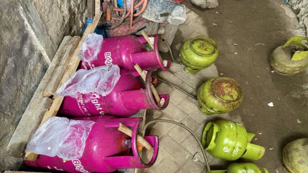 Barang bukti yang diamankan Ditreskrimum Polda Metro Jaya dari kasus oplos gas elpiji di Tangerang Selatan, Banten, Rabu (20/9/2023). ANTARA/HO-Polda Metro Jaya