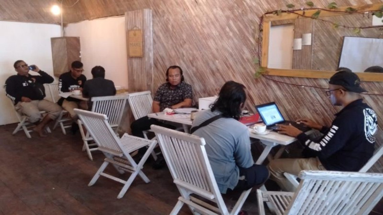 Petugas kepolisian memintai keterangan sejumlah pihak dalam penanganan kasus dugaan penipuan dan penggelapan modal dengan korban seorang investor asal Prancis, David Alexandre Guy yang menanamkan modal usahanya di bidang pariwisata di Gili Trawangan, Lombok Utara, NTB, Senin (4/9/2023). (ANTARA/HO-tim kuasa hukum)