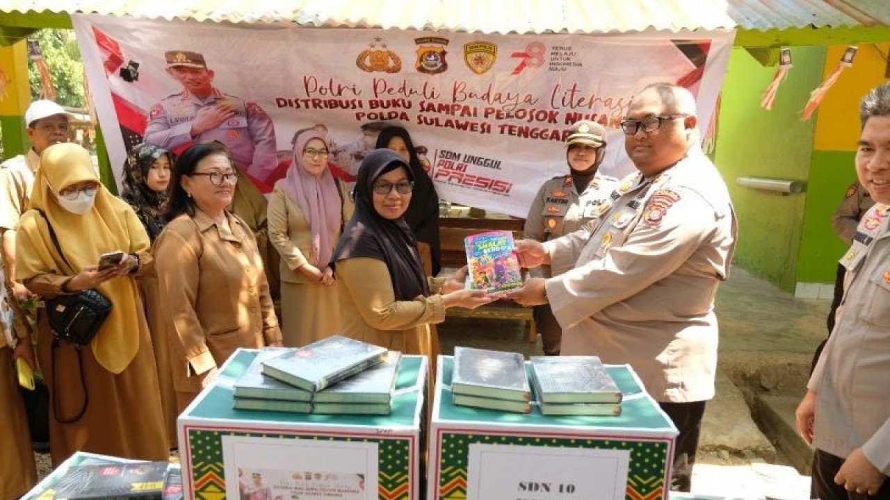 Polda Sultra dIwakili Karo SDM Kombes Dananh Beny Kuspriandono saat mendistribusikan ribuan buku ke sejumlah desa di Sultra, Selasa. (Antara/HO-Humas Polda)