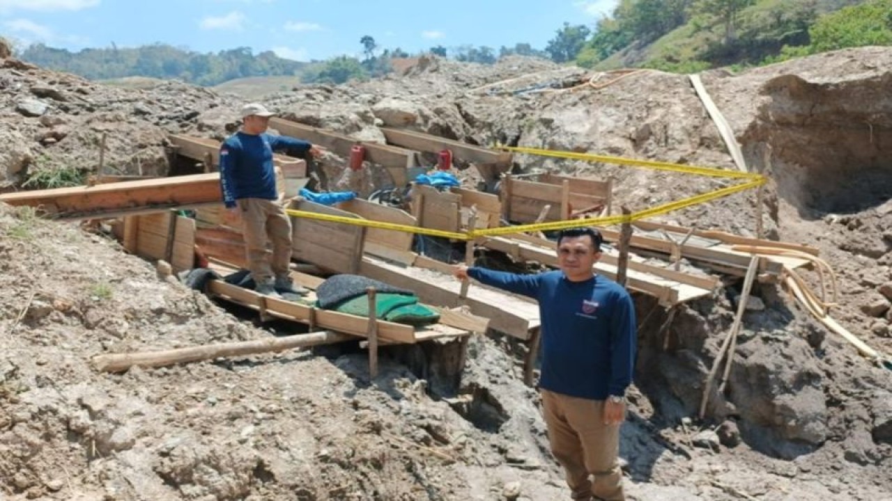 Penyidik Subdit IV Tipidter Dit Resrimsus Polda Sultra mengamankan pertambangan ilegal di Kabupaten Bombana, Sulawesi Tenggara. (ANTARA/HO-Polda Sultra)