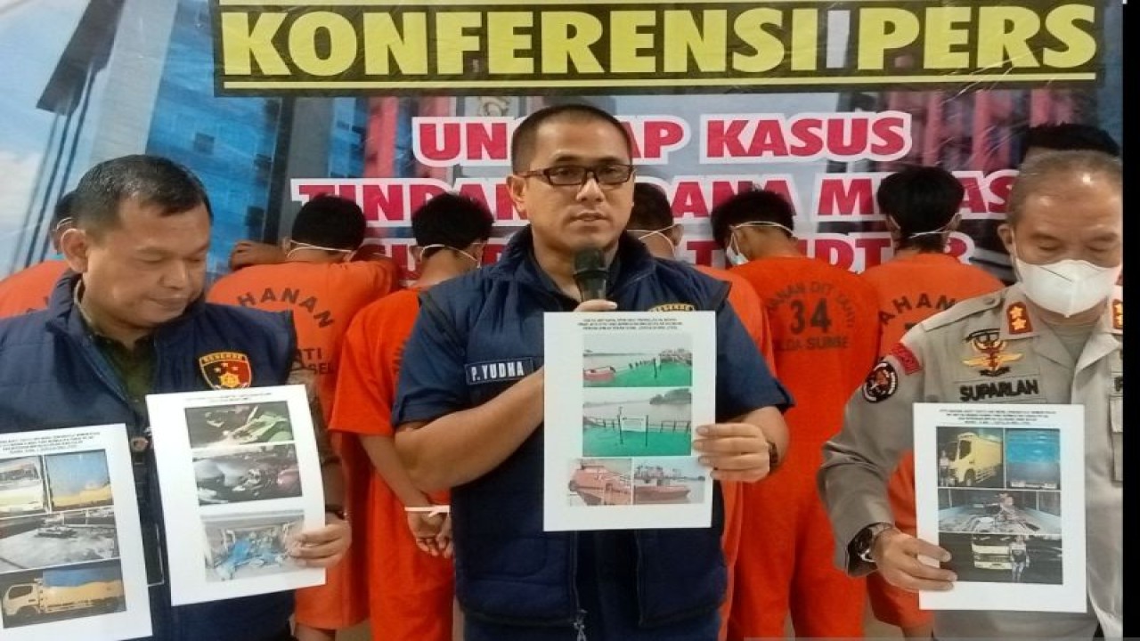 Polda Sumsel menangkap pelaku penyelundupan BBM ilegal (Antara/M Imam Pramana)