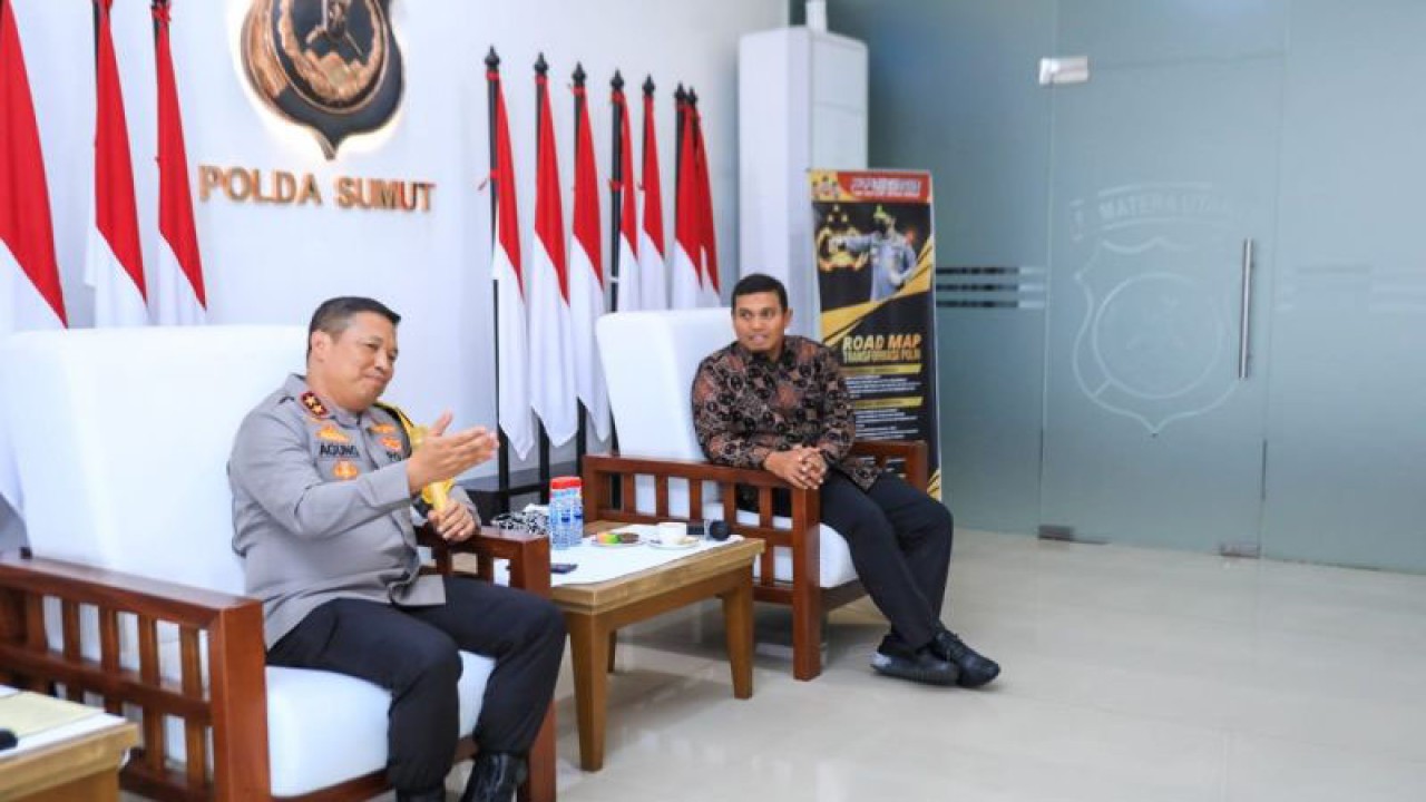 Kapolda Sumut Irjen Pol Agung Setya Imam Effend (kiri) saat menerima kunjungan ​​​​​​​Executif GM Pertamina Patra Niaga Regional Sumbagut, Freddy Anwar (kanan) di Mapolda Sumut. (ANTARA/HO- Humas Polda Sumut).