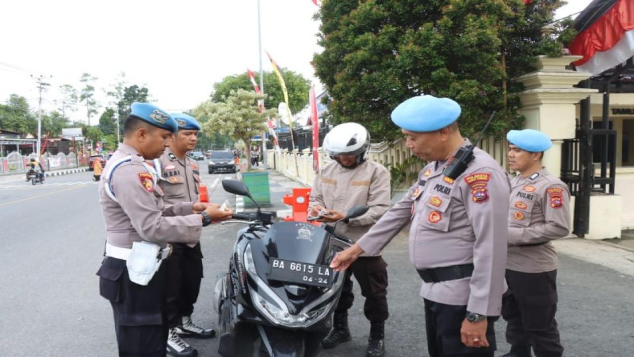 Kegiatan Penegakan Disiplin (Gaktipilin) personel kepolisian yang dilakukan Propam Polresta Bukittinggi terkait kelengkapan surat dan kelengkapan kendaraan petugas, Jumat (1/9/2023). Antara/Altas Maulana.