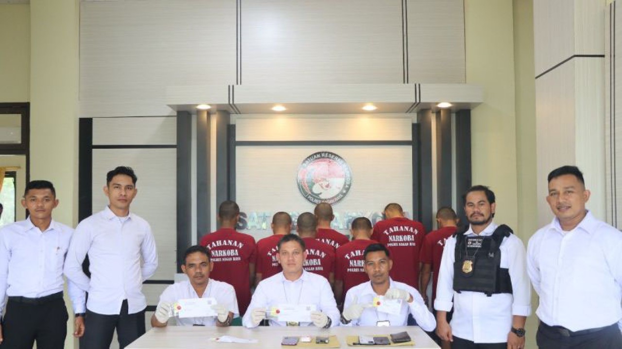 Polisi memperlihatkan tujuh orang tersangka diduga pengedar narkotika jenis sabu, saat diperlihatkan di Mapolres Nagan Raya, Kompleks Perkantoran Suka Makmue, Senin (4/9/2023). (ANTARA/HO-Dok. Polres Nagan Raya)