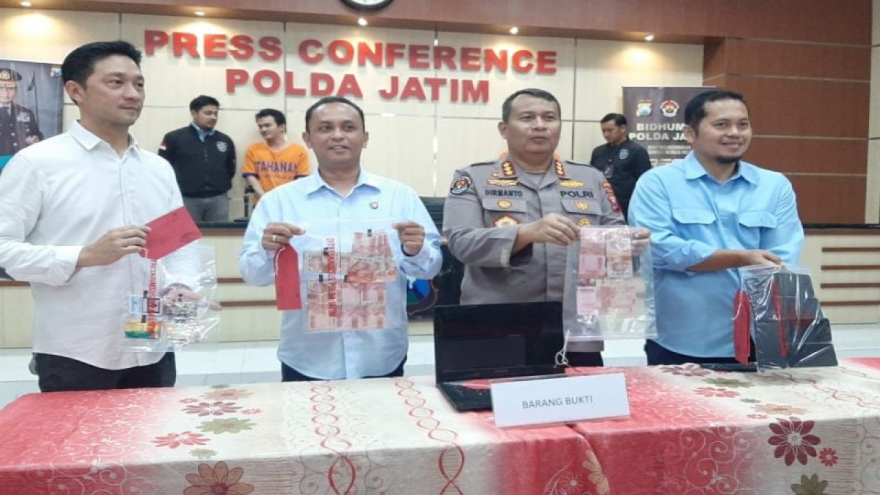 Polisi menunjukkan barang bukti yang disita dari tersangka kejahatan manipulasi data transaksi pembelian makanan fiktif menggunakan aplikasi Gojek. ANTARA/HO-Bidhumas Polda Jatim