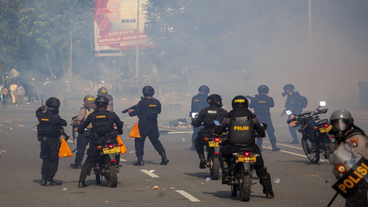 Polisi menembakkan gas air mata saat membubarkan unjuk rasa warga Pulau Rempang di Kantor Badan Pengusahaan (BP) Batam, Batam, Kepulauan Riau, Senin (11/9/2023). Aksi yang menolak rencana pemerintah merelokasi mereka tersebut berakhir ricuh. ANTARA FOTO/Teguh Prihatna/Spt.