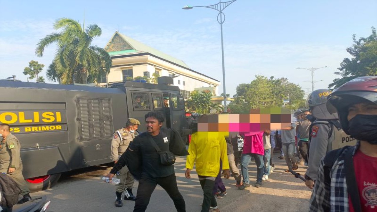 Polisi mengamankan beberapa orang pelaku kericuhan saat unjuk rasa di depan kantor BP Batam, Senin (11/9). (ANTARA/Yude)